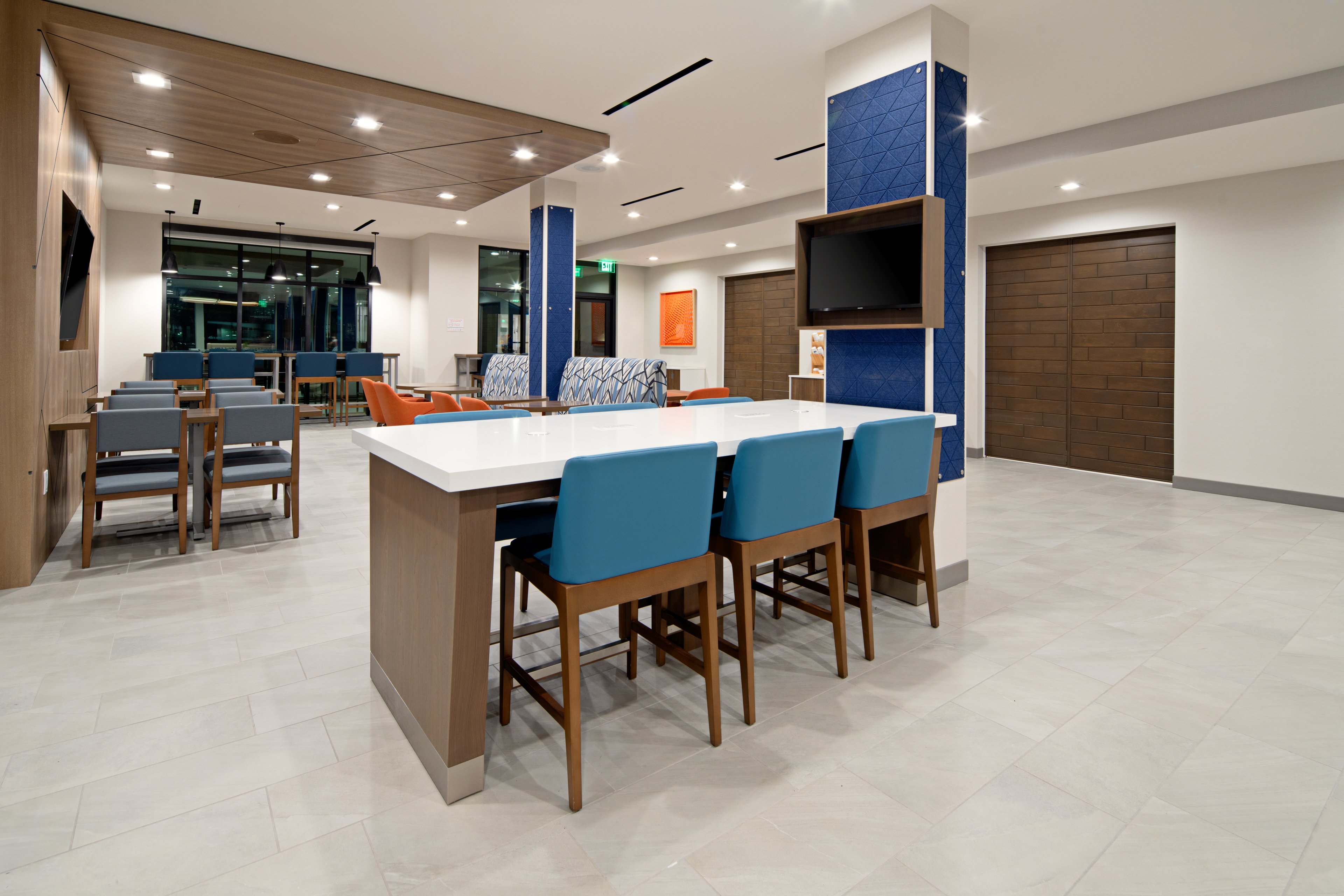 Holiday Inn Express Suites Valencia Santa Clarita 40/63