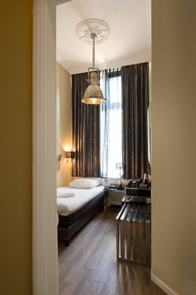 ROOM, SINGLE