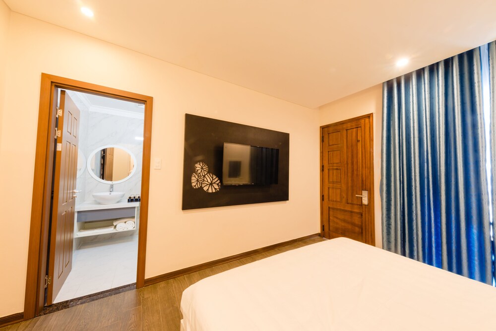 Avon Hotel 33/54