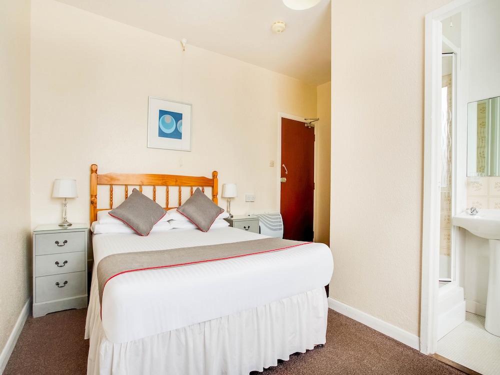 Oyo Godolphin Arms Hotel 36/67