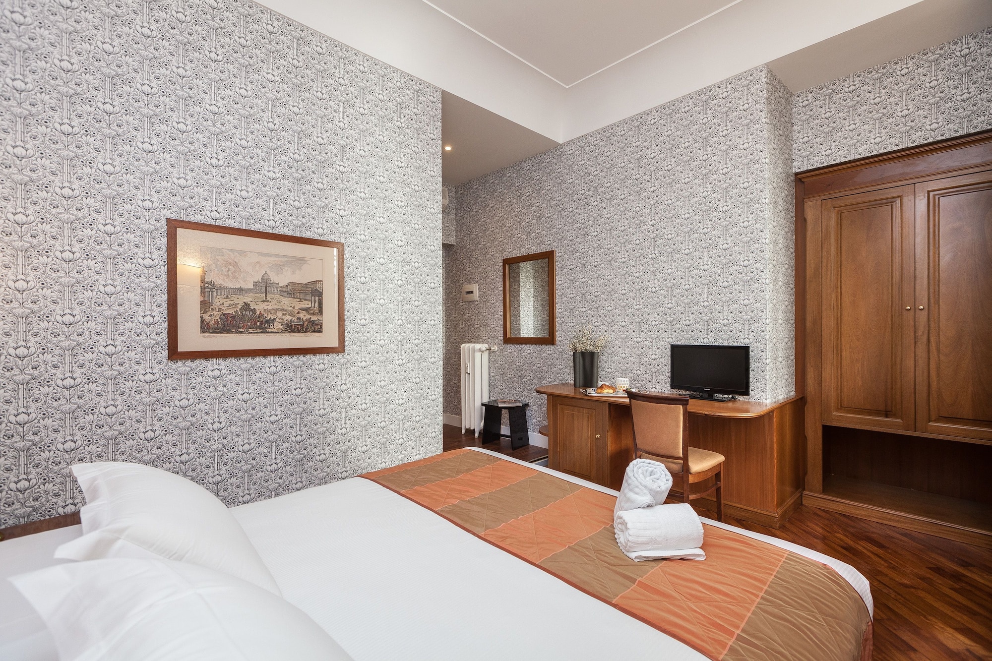 ROOM, DOUBLE BED