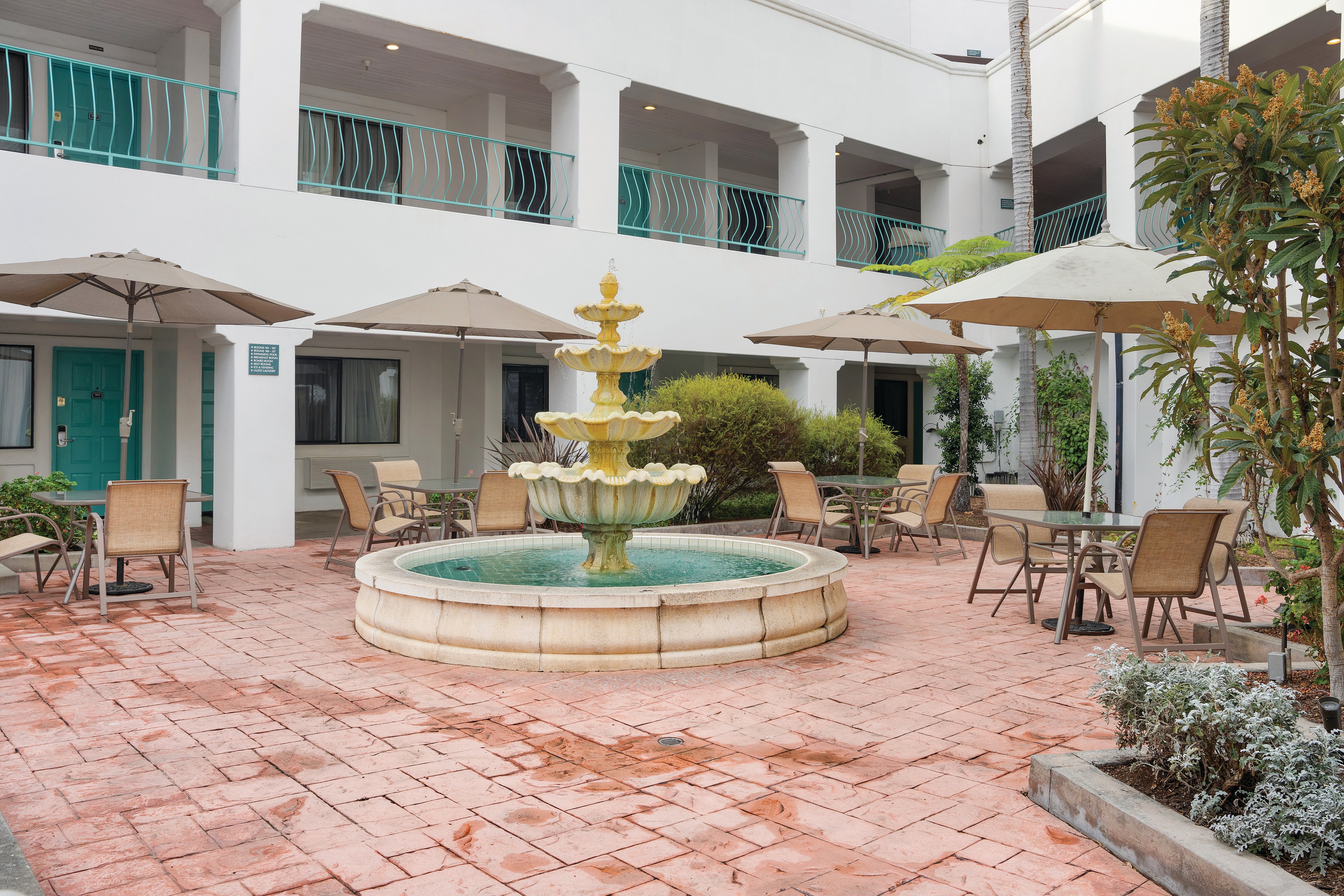 Casablanca Inn 68/71