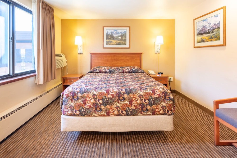 Rabbit Ears Motel 24/49