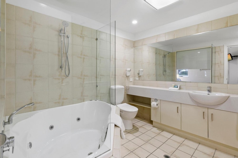 Raffles Mooloolaba 16/70