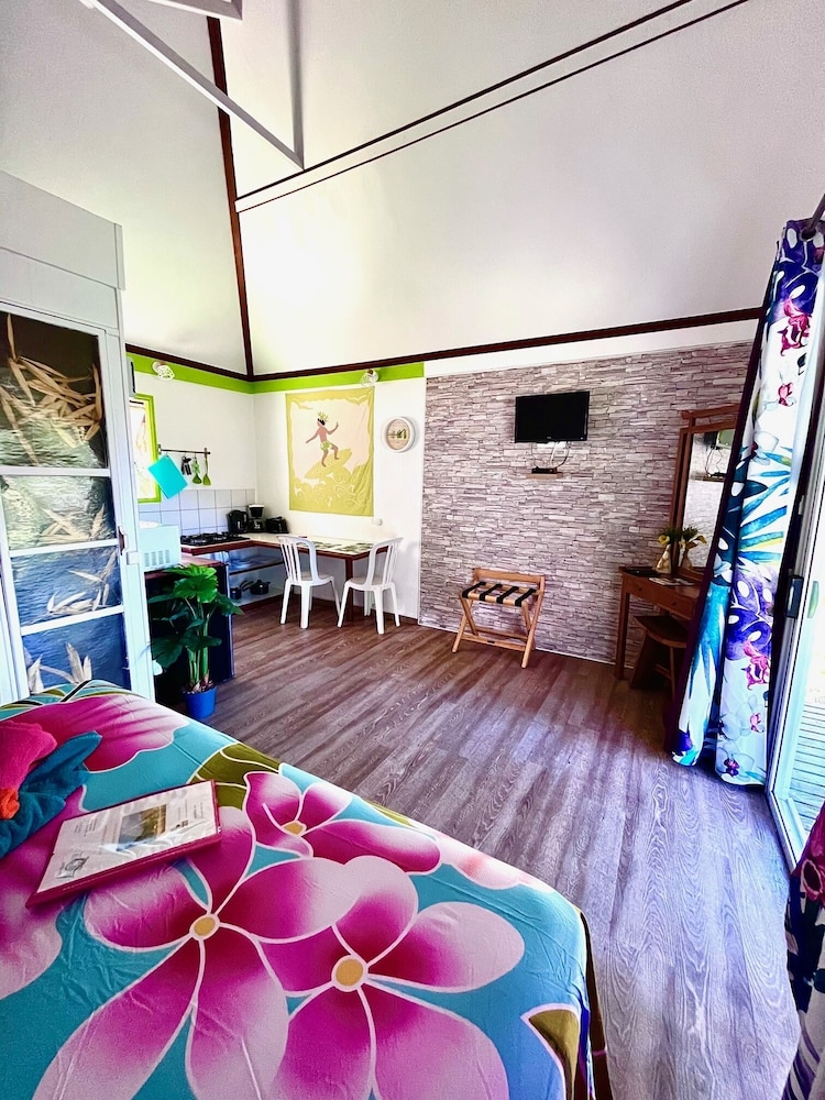 Linareva Moorea Beach Resort 40/50