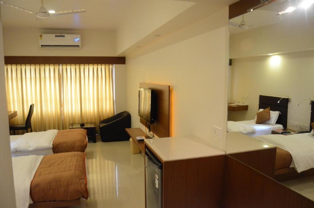 Hotel Yuvraj 25/35