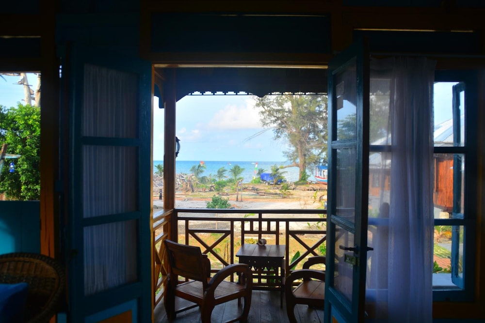 Rock and Wreck Dive Resort 35/47