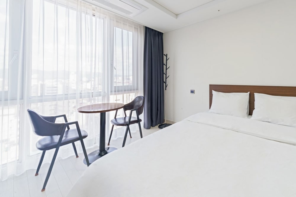 STANDARD, QUEEN BED