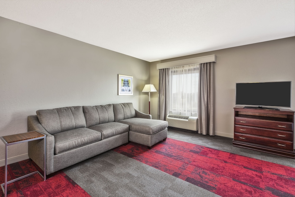 Hampton Inn Suites Madison West 27/48