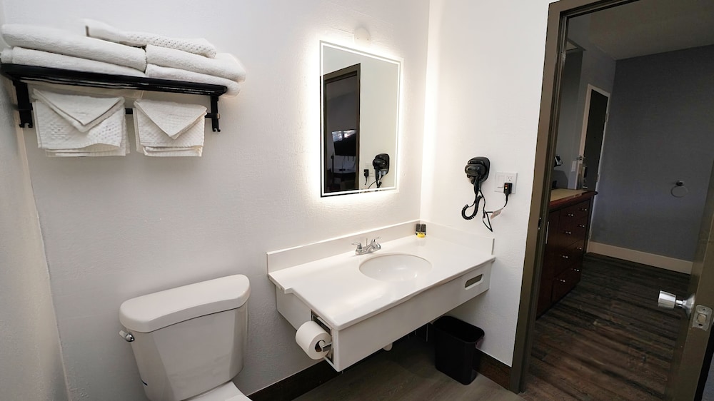 غرفة بسريرين كوين بشرفة، Seaside Inn & Suites 5/5