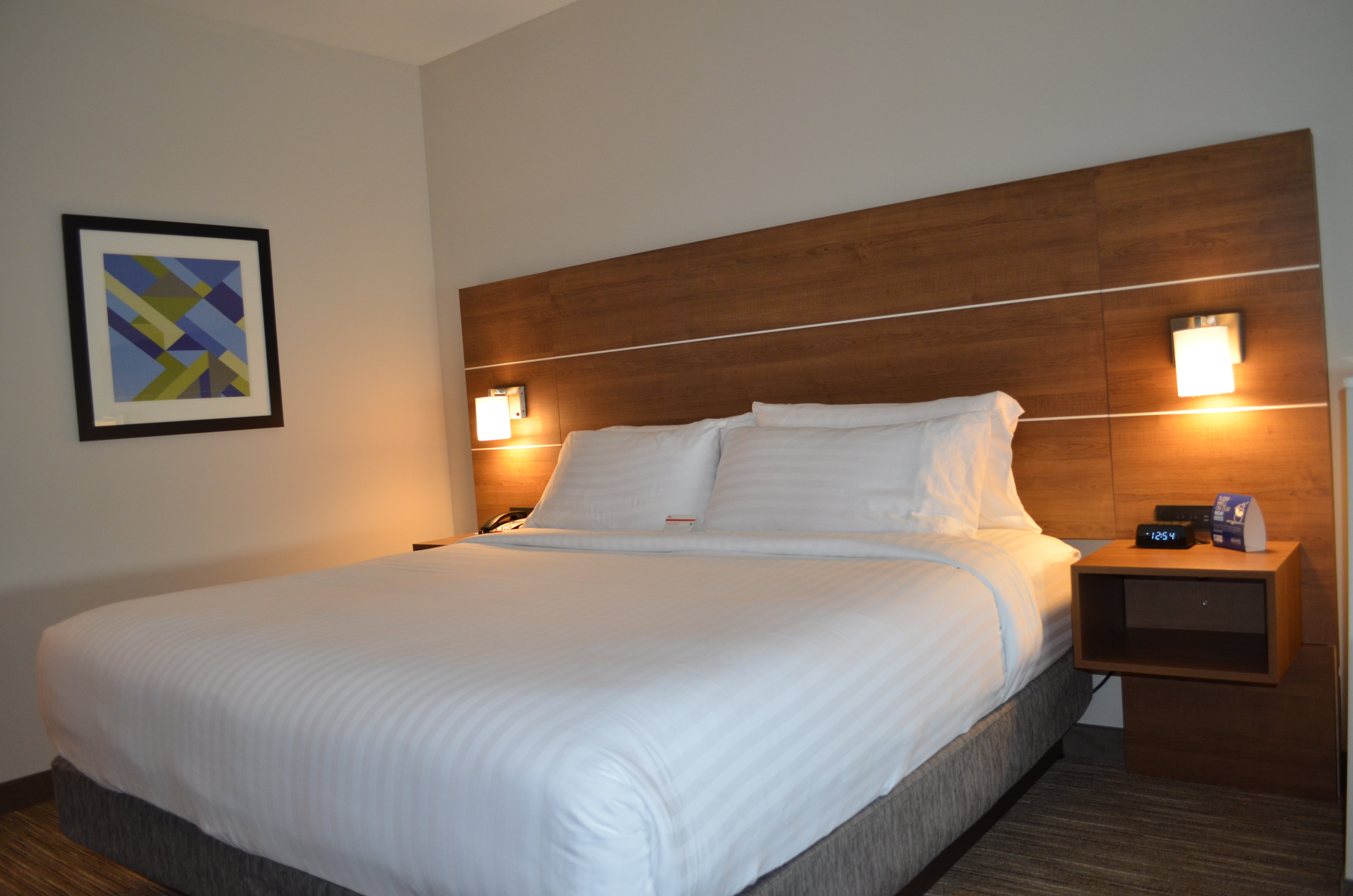 Holiday Inn Express Suites Charlotte Ne University Area 14/40