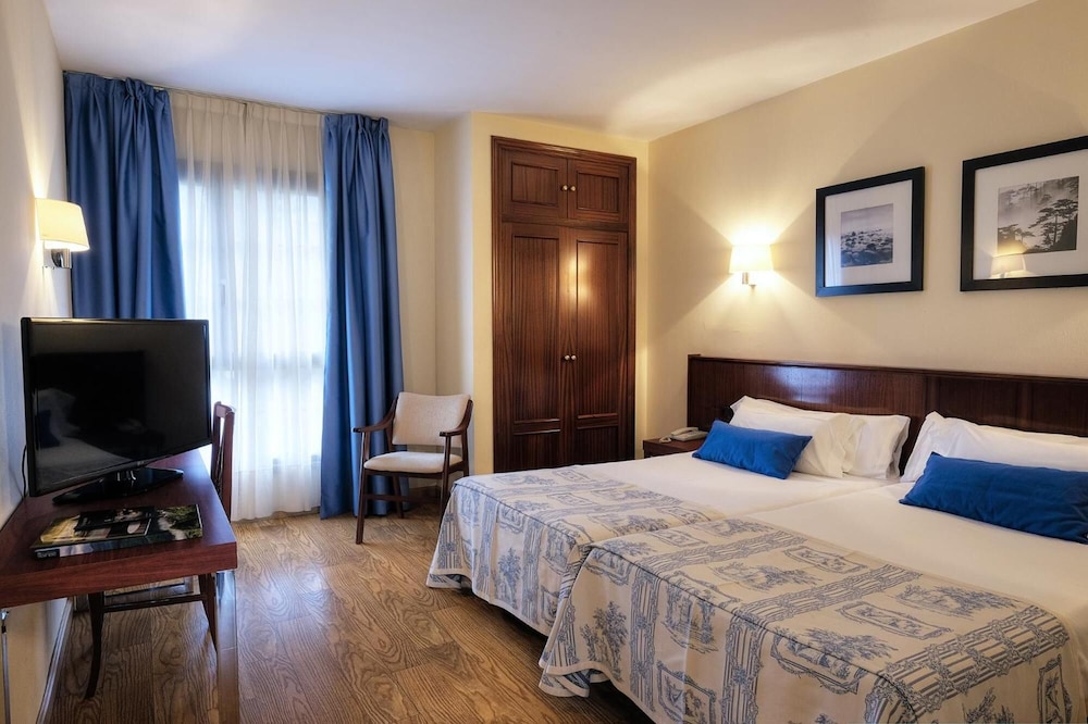 Arias Hotel 8/38