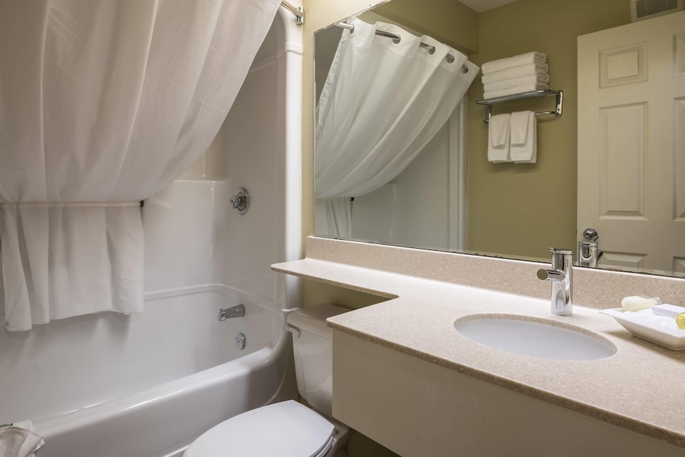 Standard, Queen Bed, Sofa, Ground Floor, Amsterdam Inn & Suites Moncton 4/4