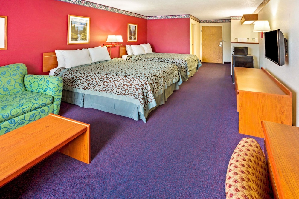 Days Inn & Suites by Wyndham Gresham 9/26