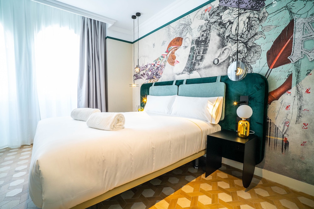 Smart, Suite, Queen Bed, Sofa