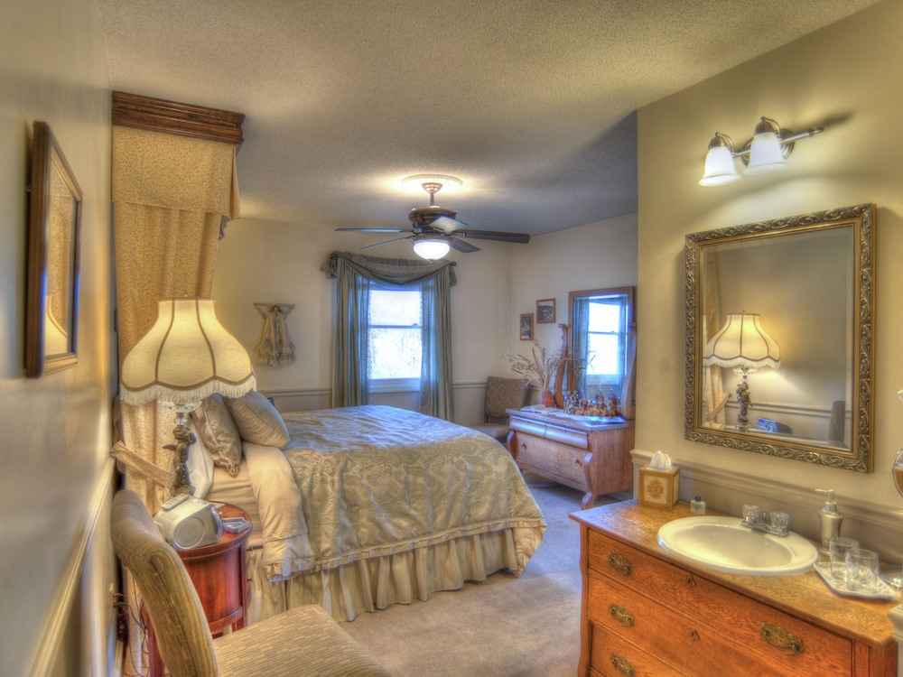 Blue Mountain Mist Country Inn 25/63