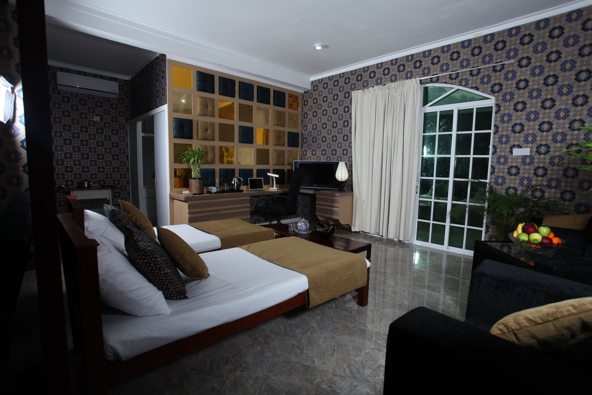ROYAL, SUITE