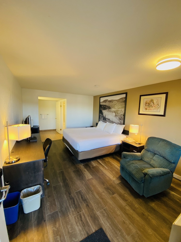 Super 8 By Wyndham 100 Mile House 18/36