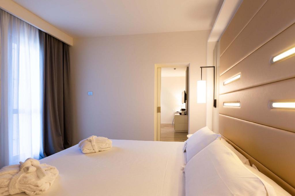 Junior Suite, King Bed, 2 Bathrooms, Living Area