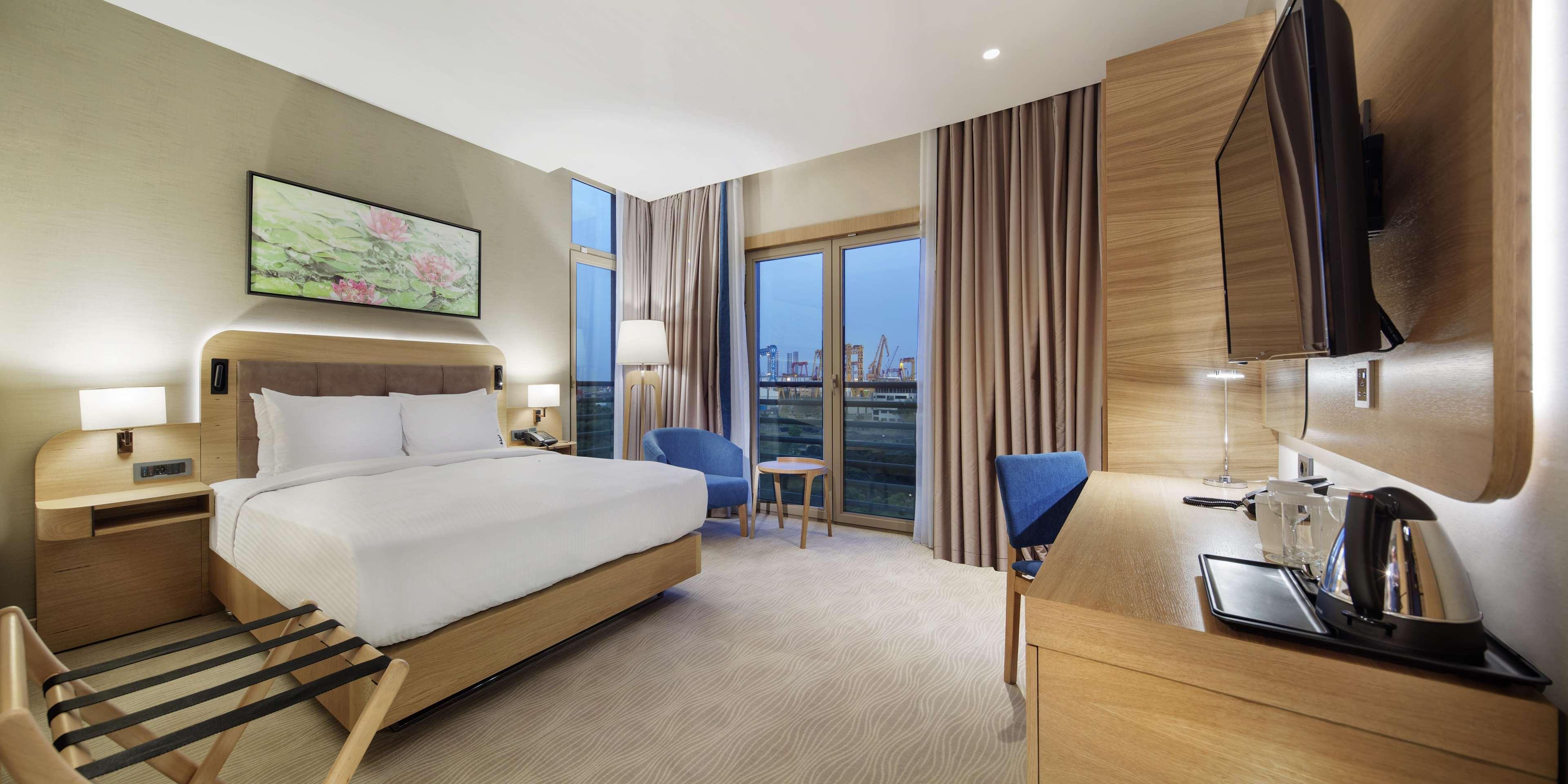 GUEST ROOM, KING BED