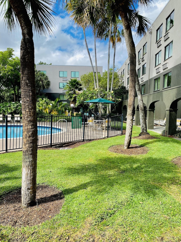 La Quinta Inn & Suites by Wyndham Ft Lauderdale Cypress Cr 40/44