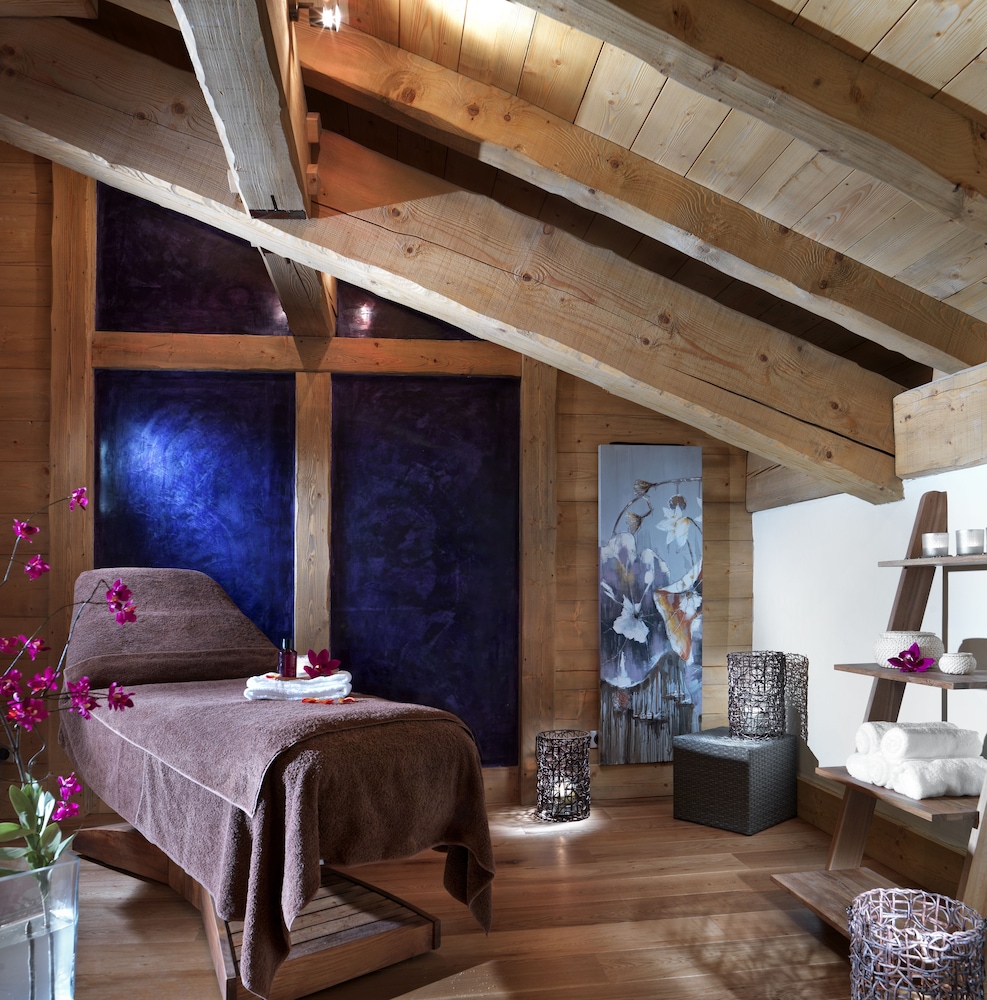 CGH Residences and Spas La Reine des Pres 35/49