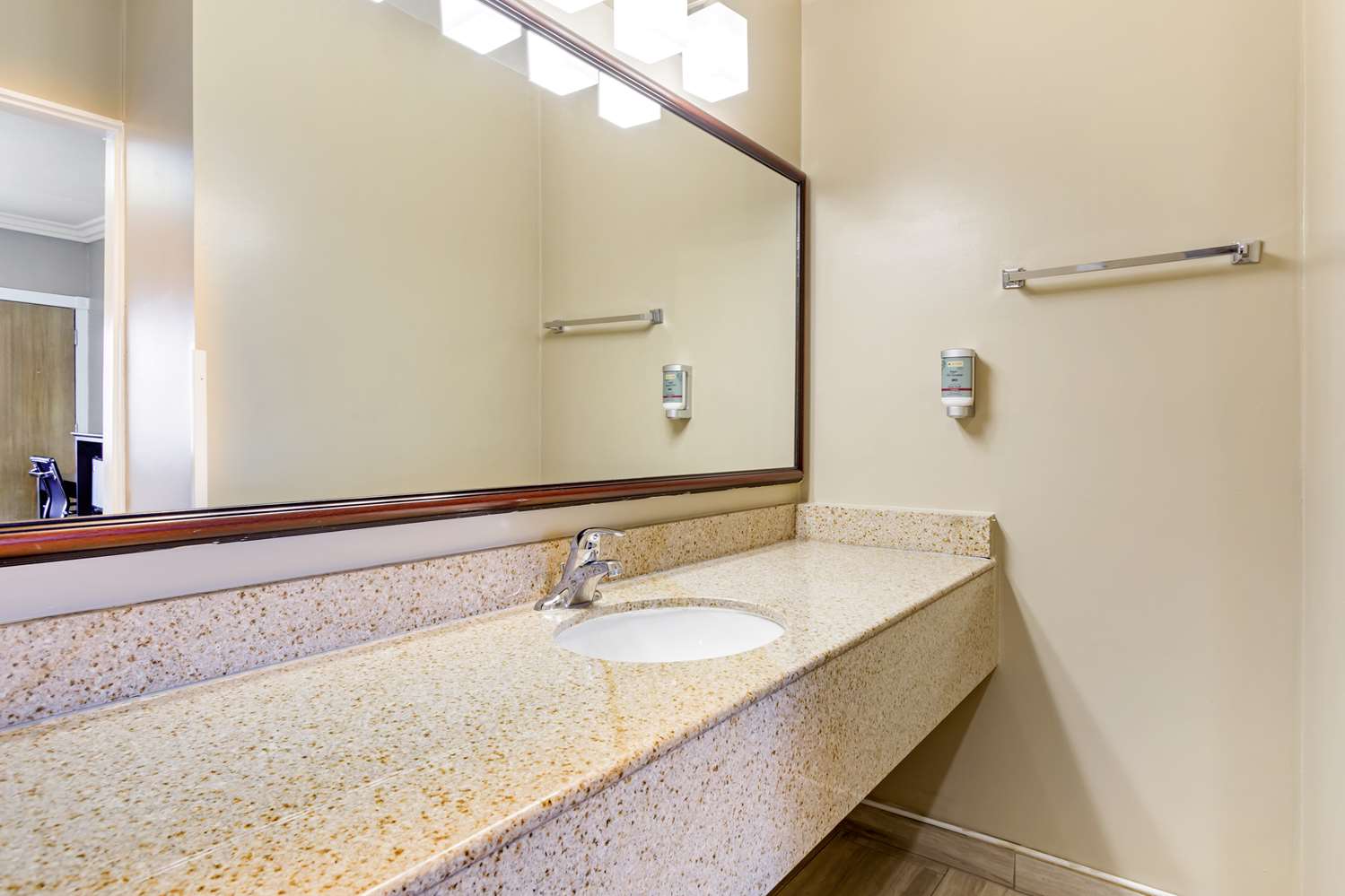 Best Western China Lake Inn 23/24