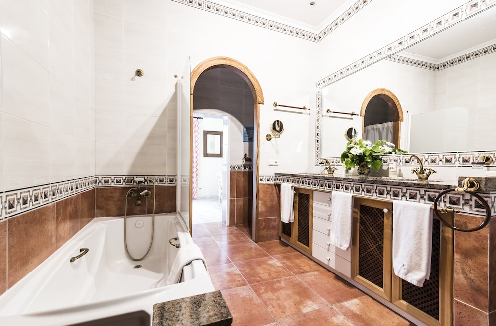 Aumallia Hotel And Spa 50/50