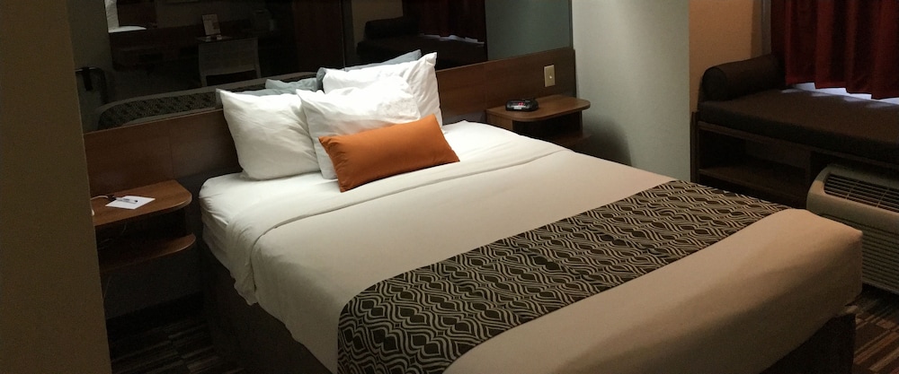 Microtel Inn & Suites by Wyndham Philadelphia Airport 8/16