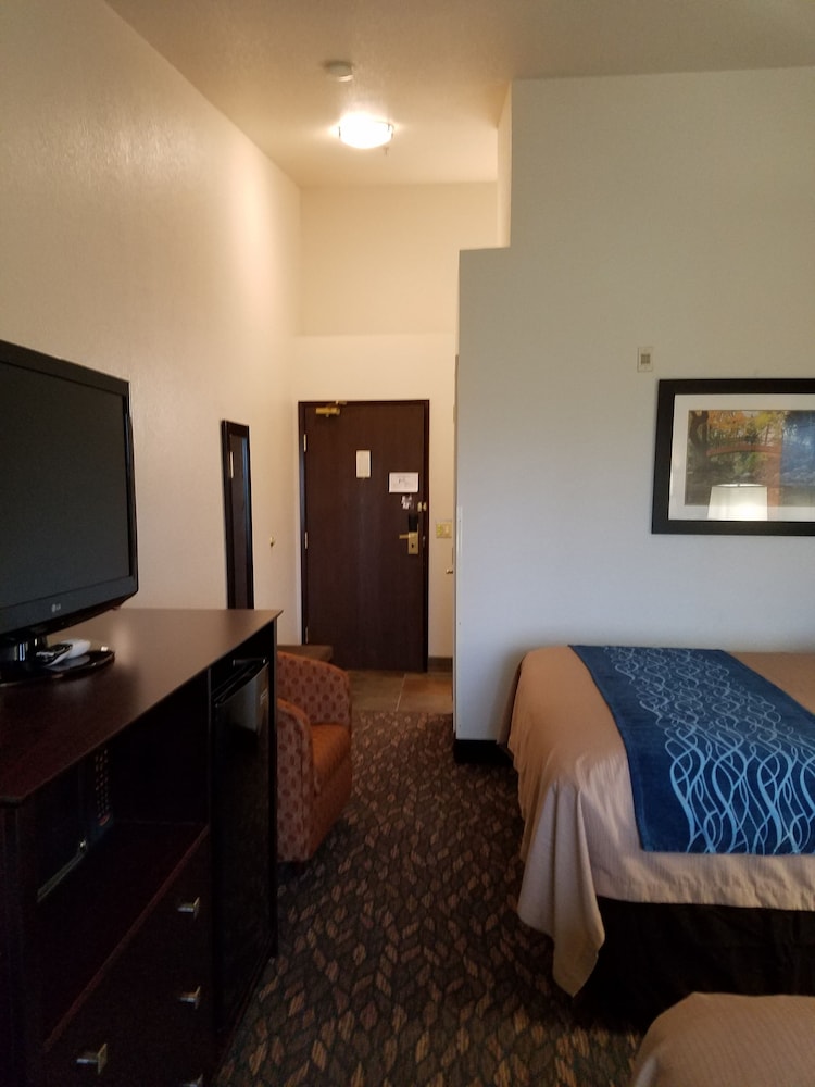 Comfort Inn & Suites Ashland, OR 32/40