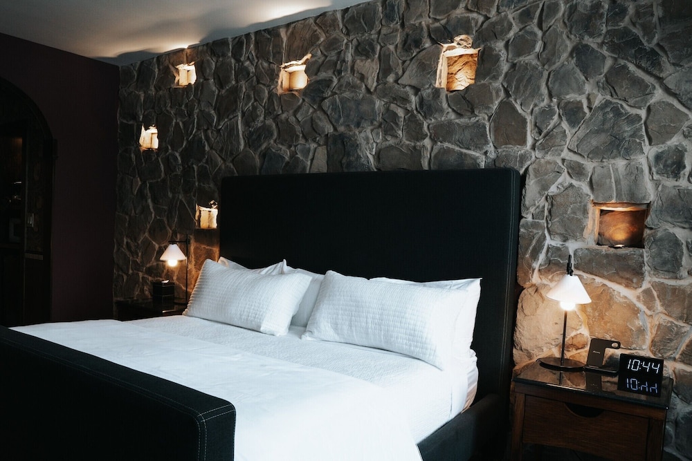 Cellar, King Bed