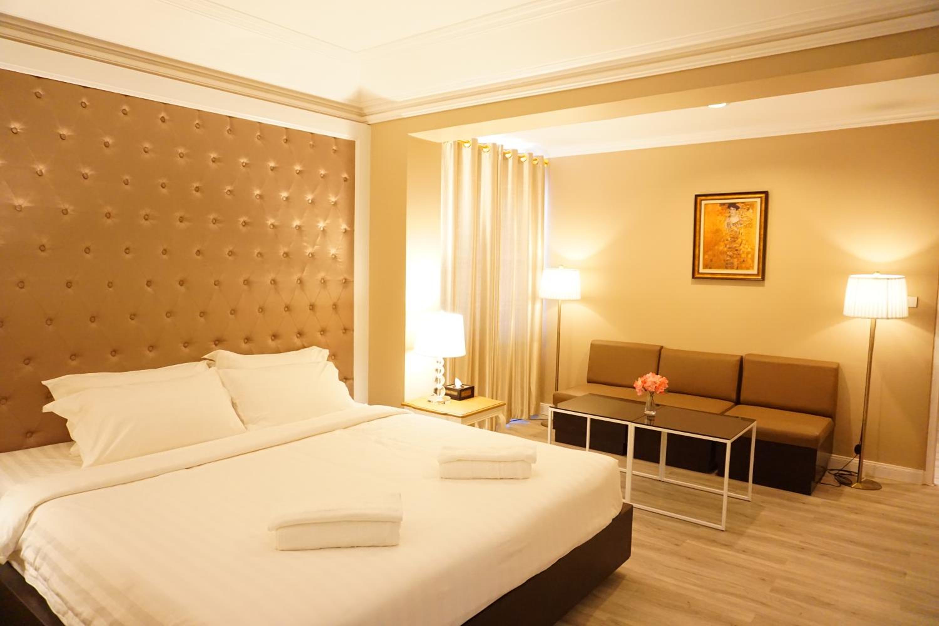 Taris Art Hotel Phrae 21/96