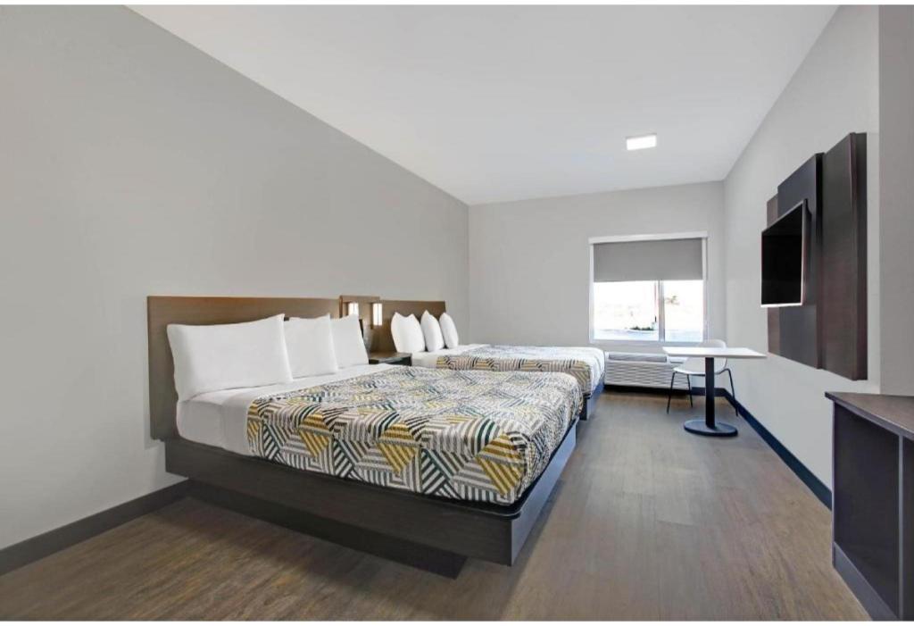 2 Queen Beds Mobil Access Tub Nsmk Kitchen
