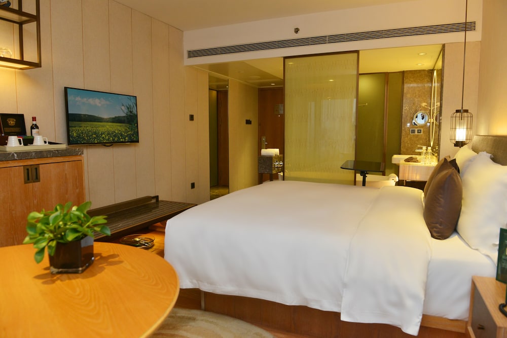 E500 Room King Bed