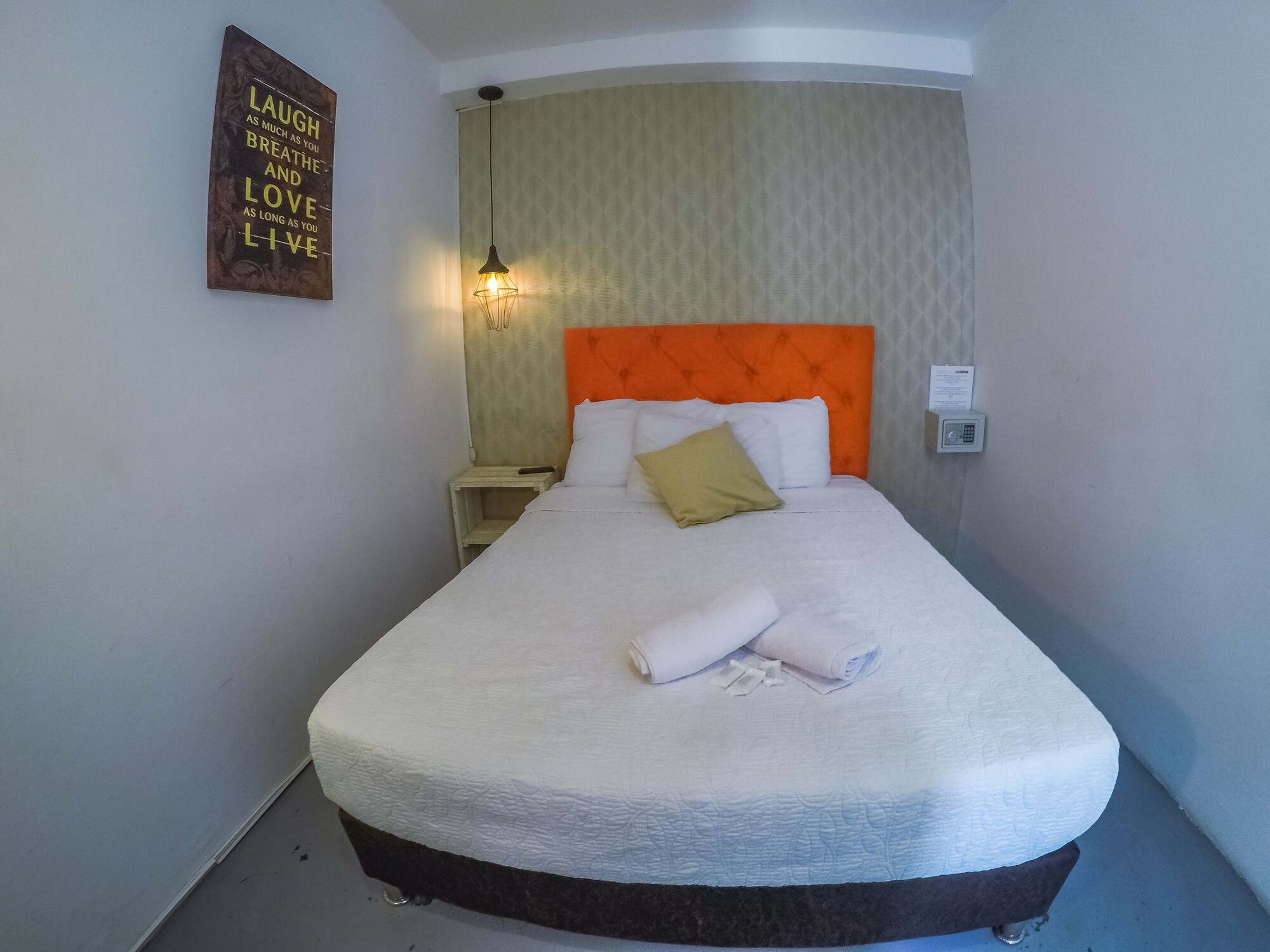 ROOM, DOUBLE BED