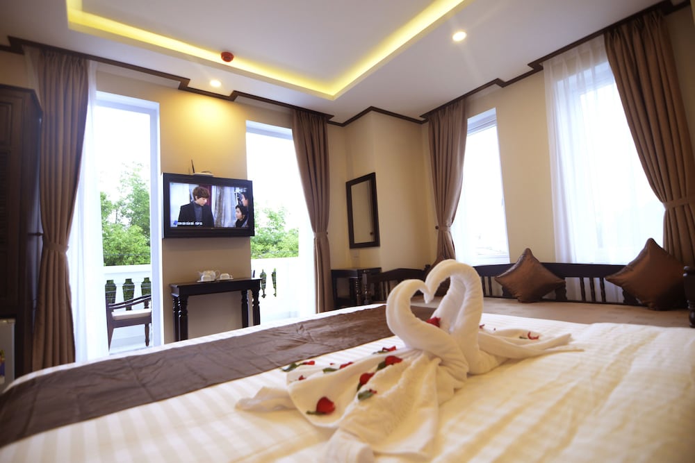 Golden Bell Backpacker Hotel and Pool Bar 49/59