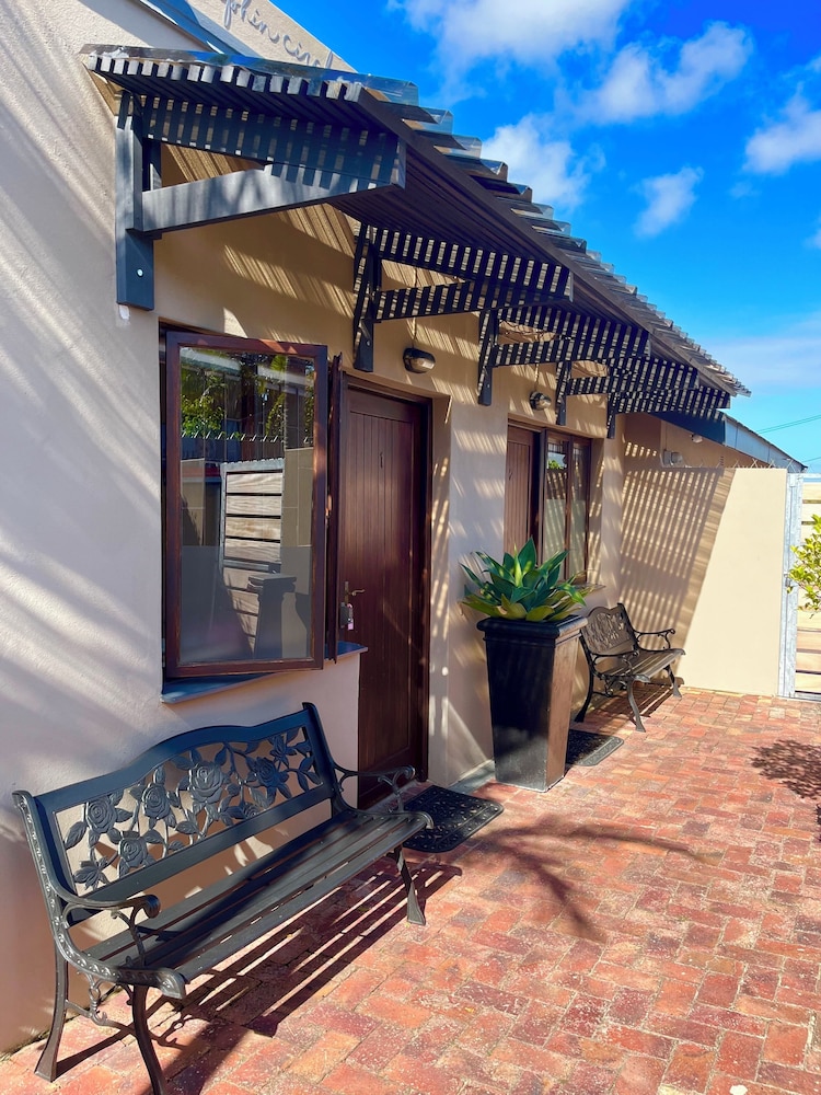 Dolphin Circle Bed and Breakfast 2/50
