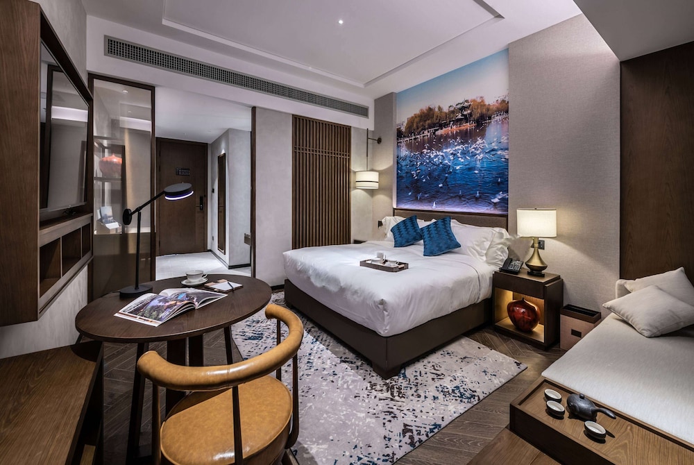 EXECUTIVE, KING BED