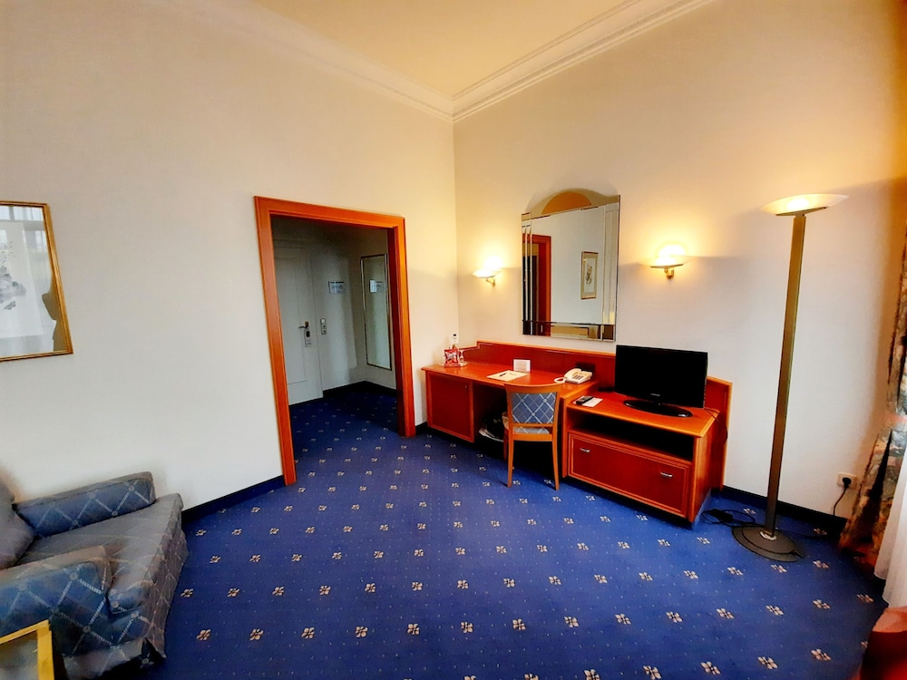 Bayerischer Hof Dresden 51/76