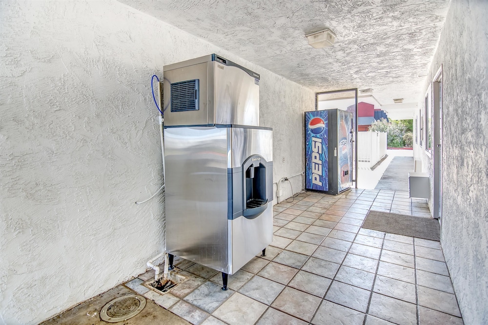 Motel6 Stockton, CA - Charter Way West 15/32