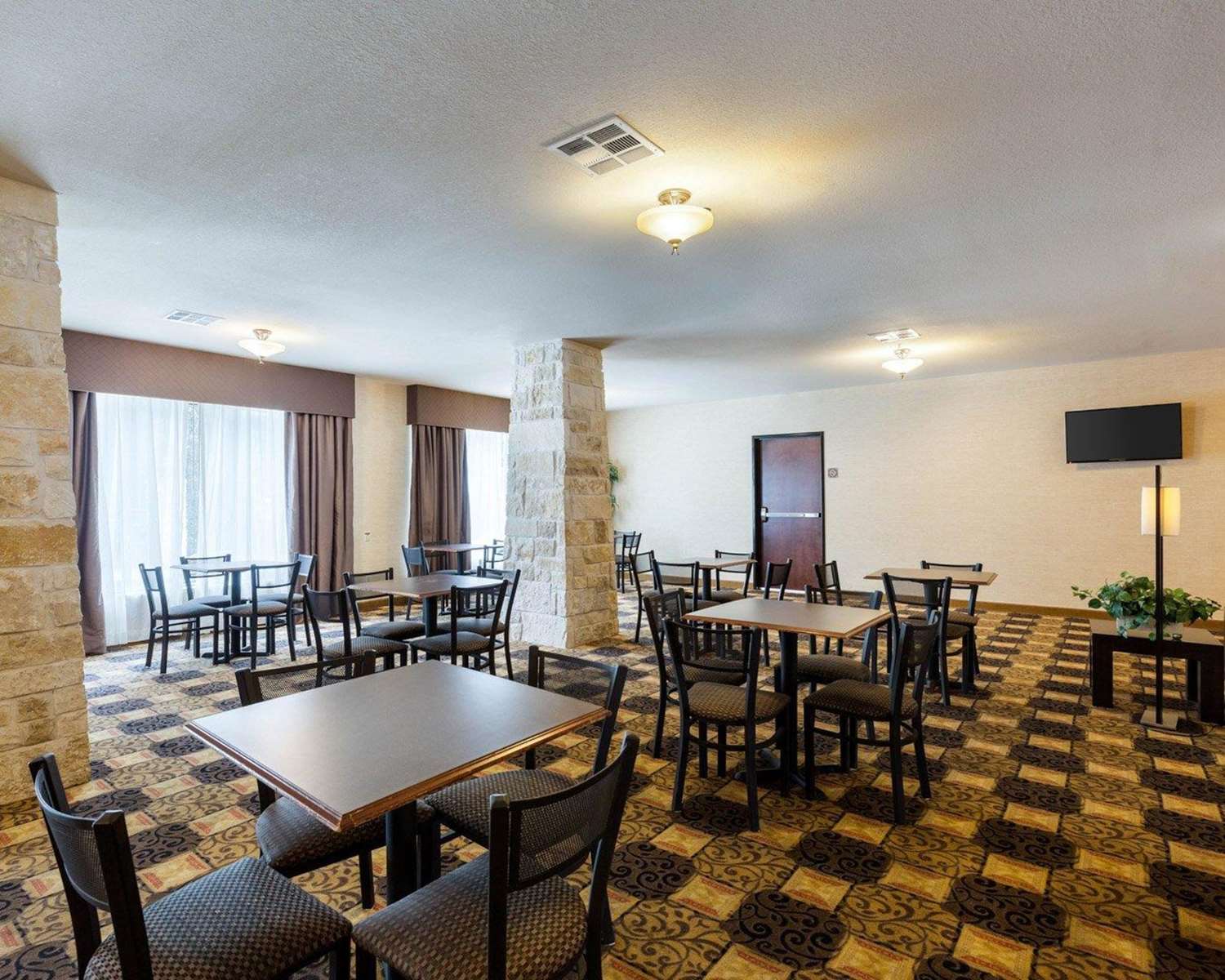 Quality Suites Huntsville Near University 14/24