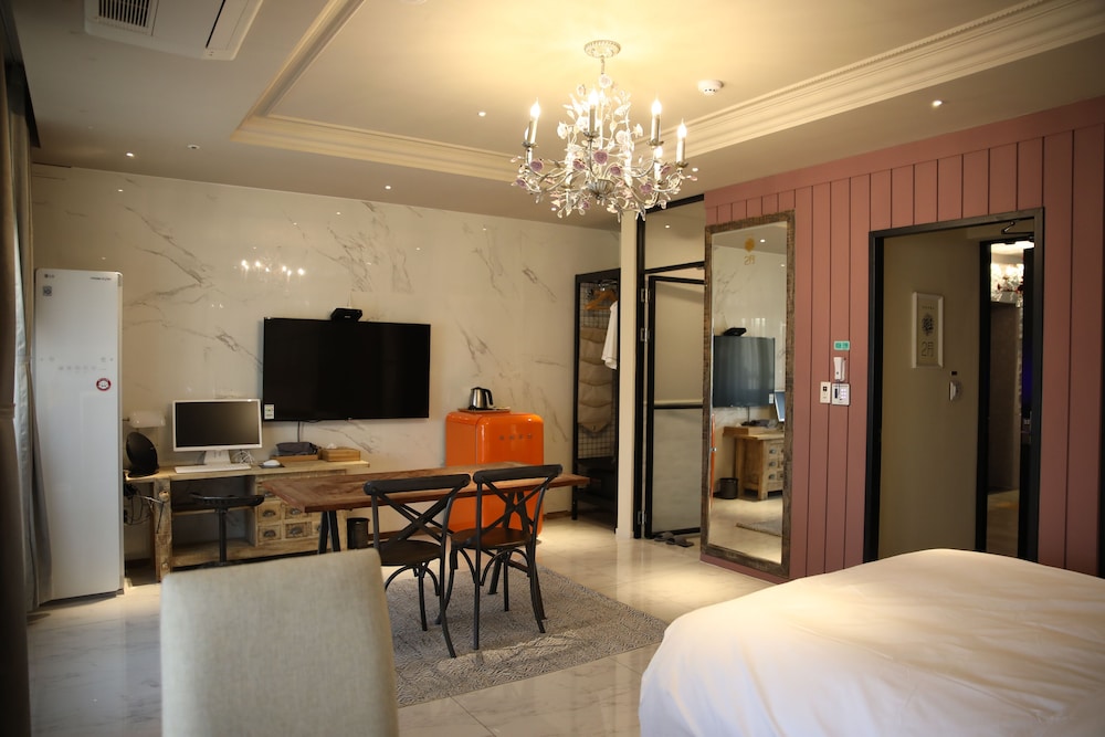 February Hotel Dongseongro 27/68