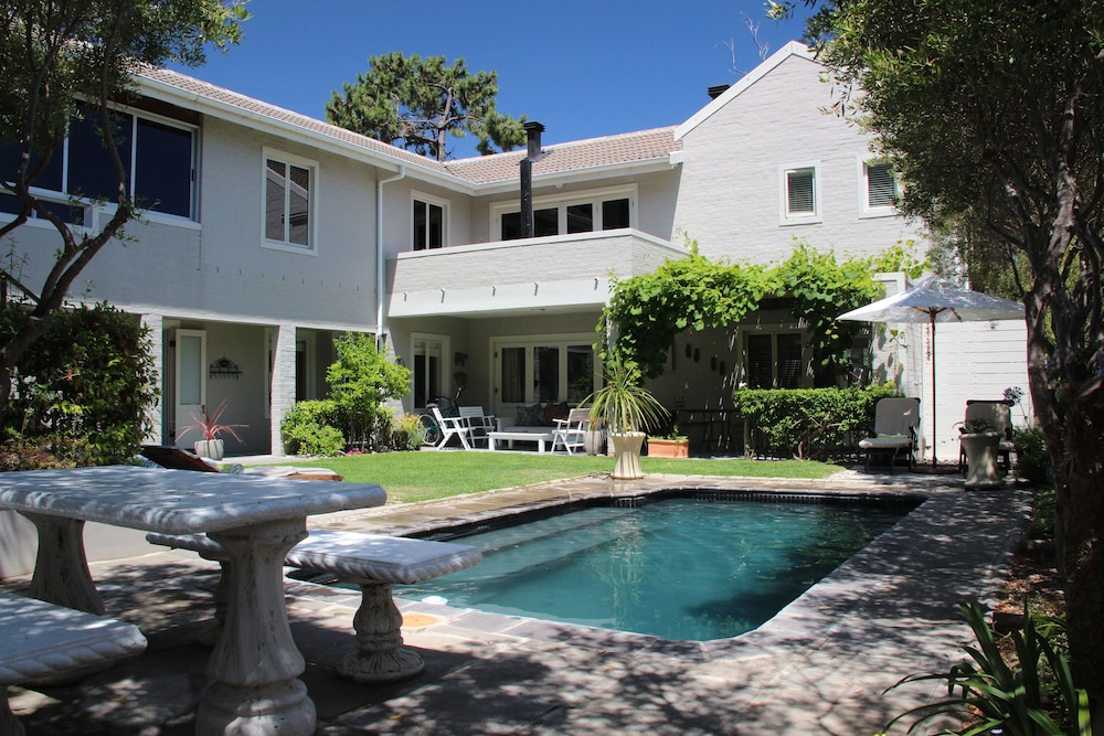 Hermanus Lodge on the Green 1/72