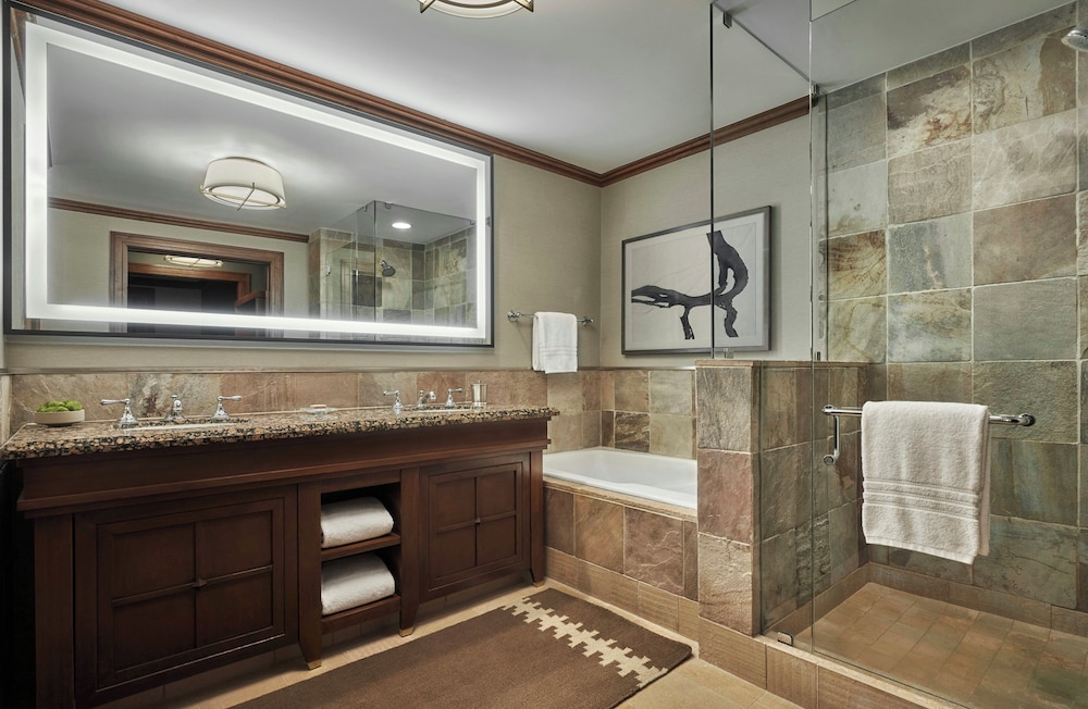 2 BEDROOMS, CONNECTING, DELUXE, 2 KING BEDS
