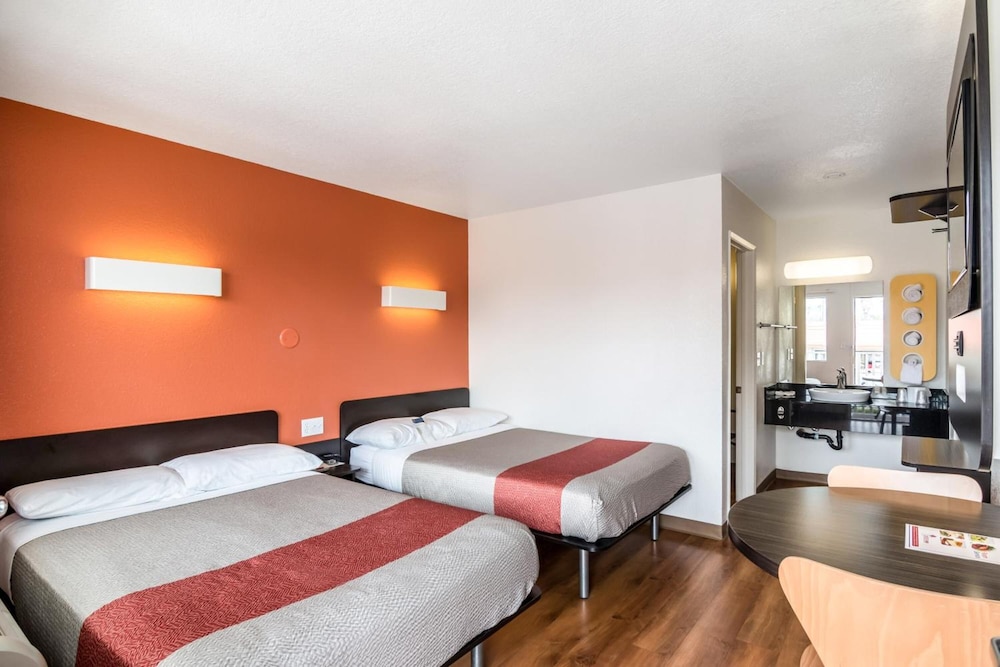 Motel6 Ventura, CA - Beach 28/58