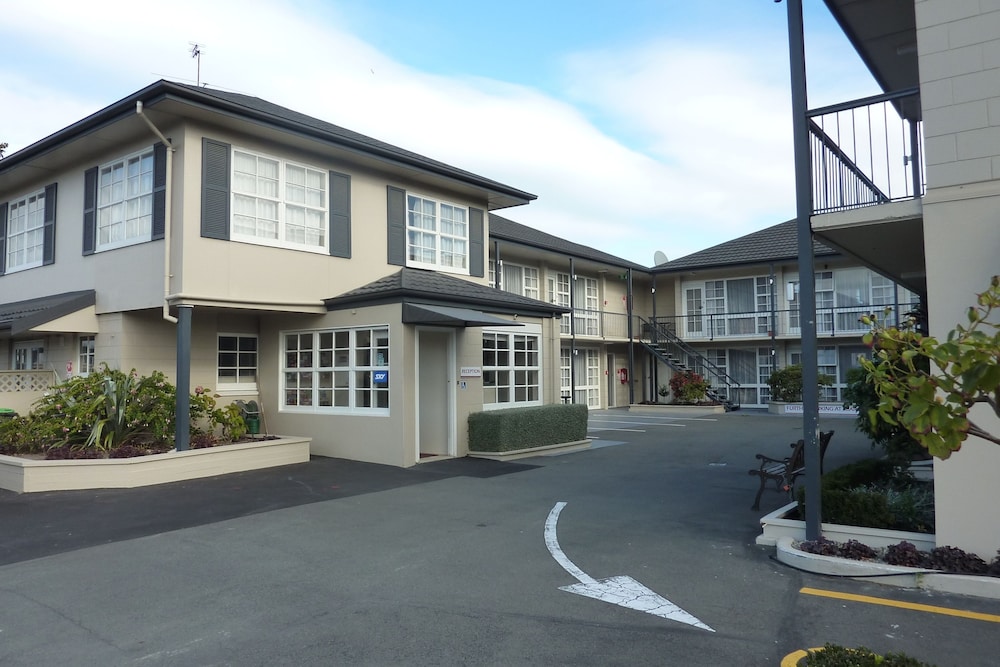 Colonial Inn Motel 39/41