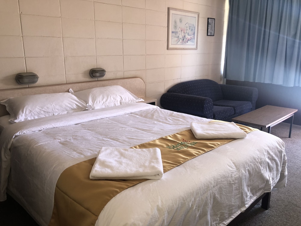 INLAND OASIS MOTEL 15/68