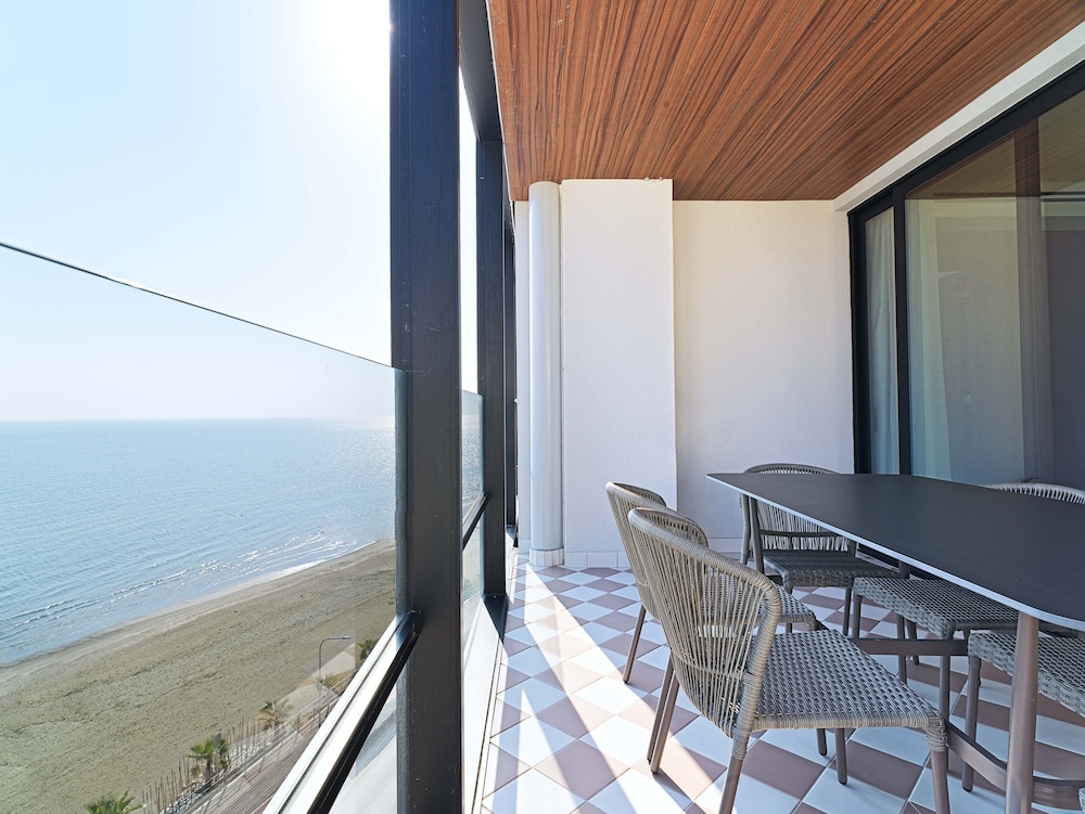 LIV Mackenzie Beach Suites 25/55