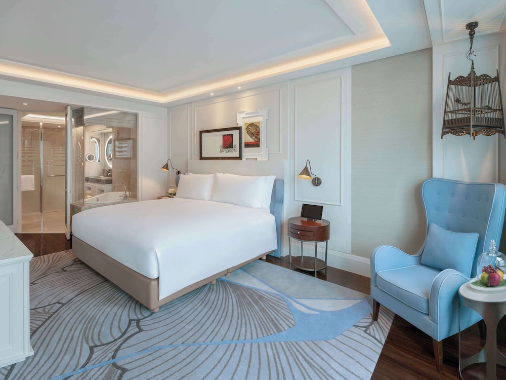 LUXURY, KING BED