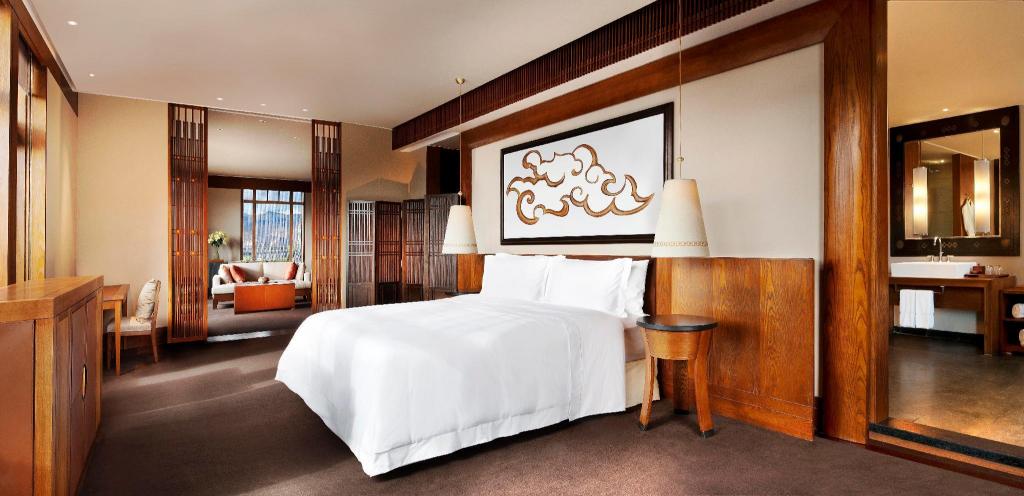 1 Bedroom, Everest, Suite, King Bed, Palace View